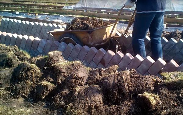 Высокая теплая грядка с фундаментом из тротуарной плитки пошагово. Фото и видео